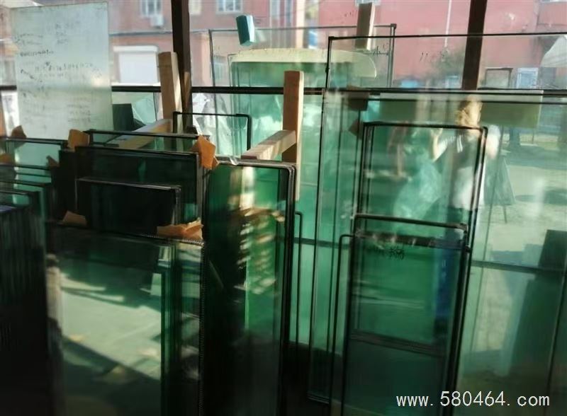 維修門窗透風關(guān)不嚴，換硅膠密封條，專業(yè)打膠。定做金鋼網(wǎng)紗窗紗窗，軟包防盜門。